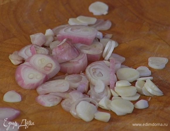 Лук-шалот почистить и тонко нарезать.  