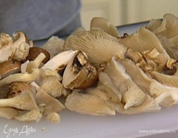 Свежие грибы вымыть, обсушить и нарезать пластинками.
