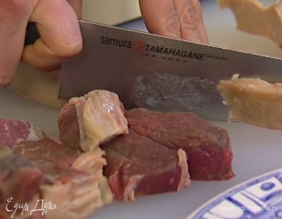 С мяса срезать лишний жир и нарезать его небольшими кусочками.  