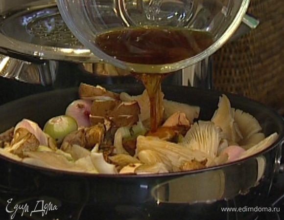 Выложить к мясу все грибы, сельдерей, чеснок и лук. Затем влить вино, воду, в которой замачивались грибы, посолить, поперчить, добавить лавровый лист и листья тимьяна. Убавить огонь до минимума, накрыть крышкой и тушить около часа или немного дольше.  