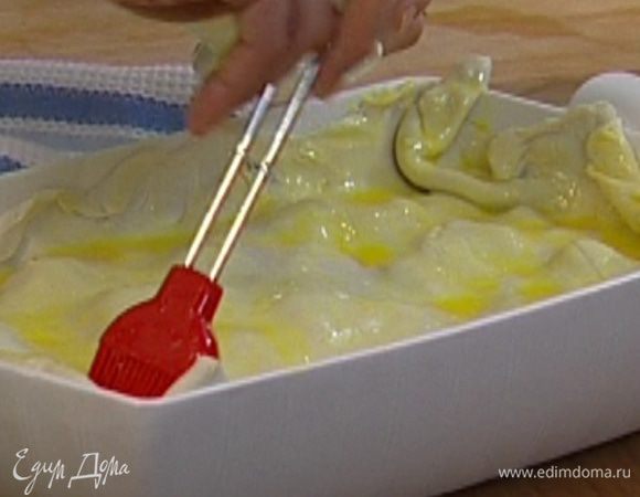 Взбить слегка яйцо, смазать им тесто, проткнуть вилкой пласт в нескольких местах и отправить в разогретую духовку на 20 минут.  