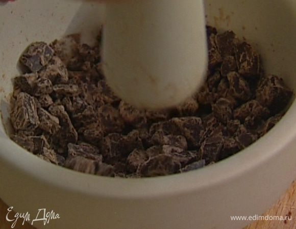Шоколад измельчить в ступке так, чтобы получились маленькие кусочки.