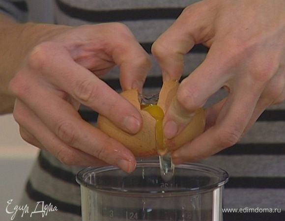 Желтки отделить от белков, белки отправить в холодильник. 