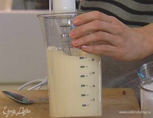 Сливки взбить миксером.  