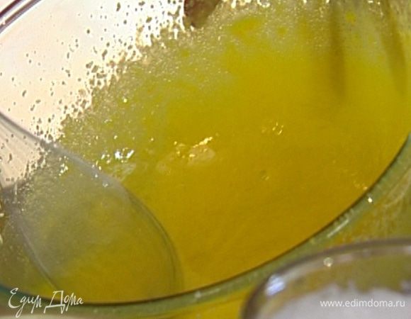 Добавить к желткам сахар, мед и ликер и взбивать миксером, пока масса не  посветлеет.  