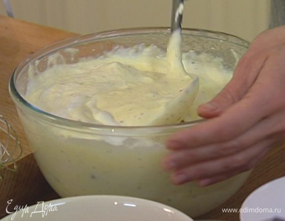 Белки взбить в крепкую пену и энергично вмешать в сливочную массу.  