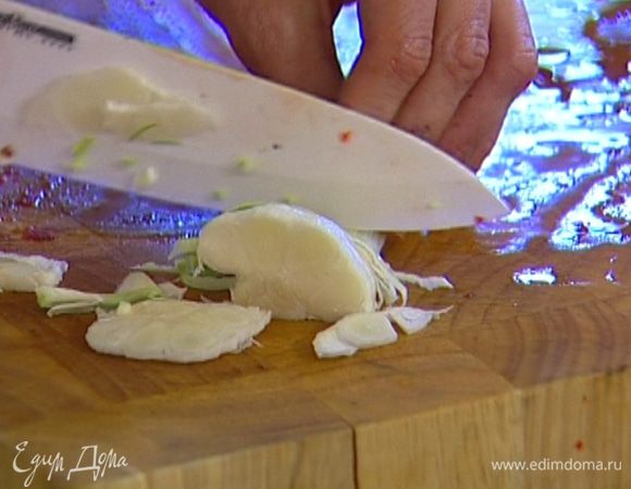 Чеснок почистить и нарезать тонкой соломкой.