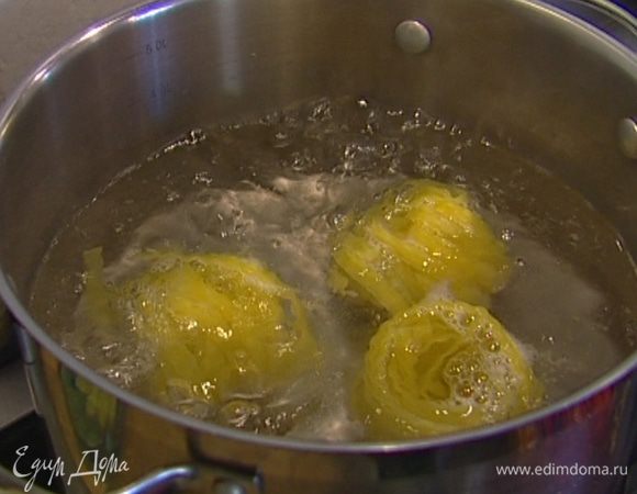 Макароны отварить в подсоленной воде, затем воду слить и сохранить. 