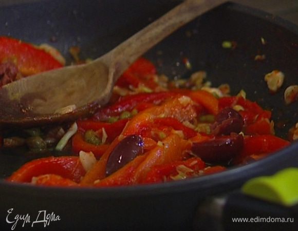 Влить вино, добавить оливки и каперсы и потушить соус несколько минут. 