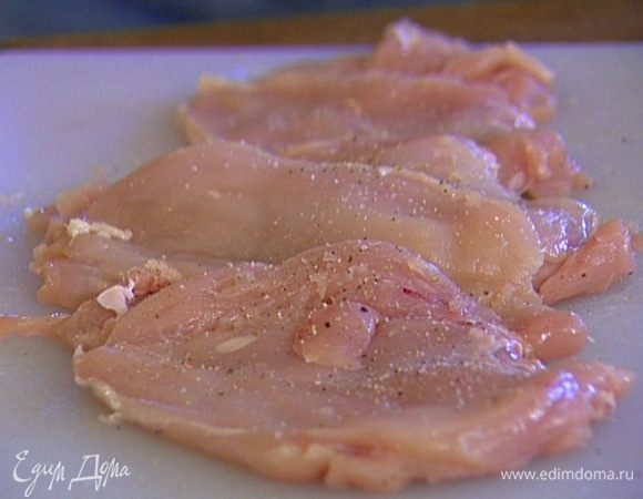 Надрезать грудки, чтобы они стали более плоскими, отбить их слегка скалкой или кухонным молотком, поперчить и посолить. 