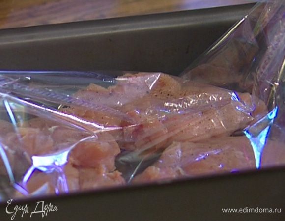 Уложить грудки в рукав для запекания, плотно закрыть его с обеих сторон и отправить в разогретую духовку на 20 минут, затем разрезать рукав сверху по шву и вернуть в духовку на 3−4 минуты, чтобы мясо слегка зарумянилось. 