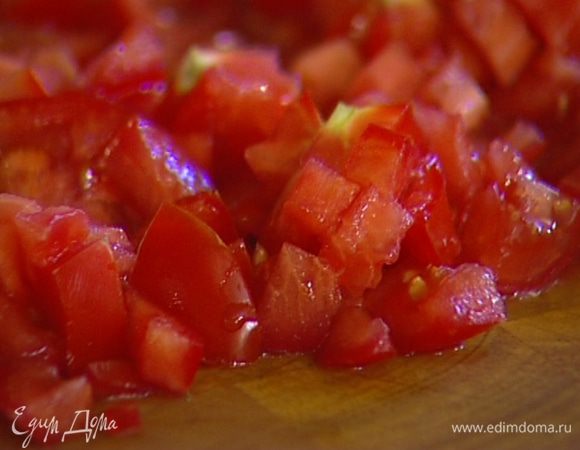 Помидоры порезать небольшими кубиками.
