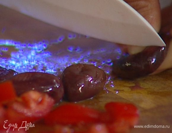 Из оливок удалить косточки и крупно нарезать. 