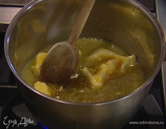 В небольшой кастрюле растопить 150 г сливочного масла, добавить кленовый сироп и большую щепотку соли.  