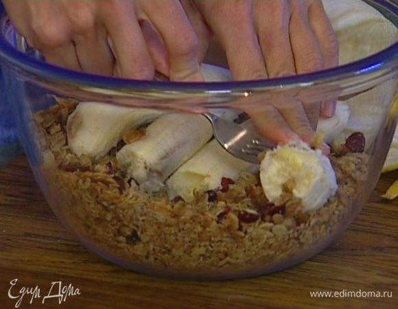 Отправить к маслу клюкву и хлопья, перемешать, добавить бананы, размять их и все еще раз перемешать. 