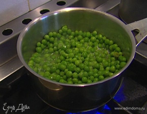 Растопить в небольшой кастрюле 1 ч. ложку сливочного масла, всыпать зеленый горошек, залить горячим бульоном, слегка посолить и варить 4‒5 минут. Откинуть на дуршлаг и обдать ледяной водой, чтобы он сохранил ярко-зеленый цвет.