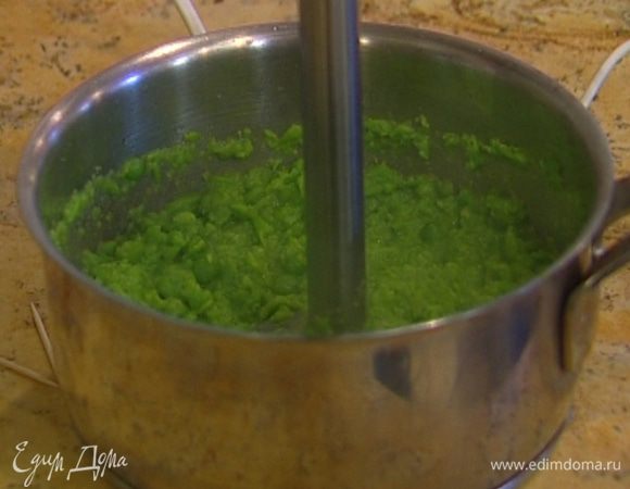 Взбить горошек и несколько листьев мяты в блендере в однородное, гладкое пюре.