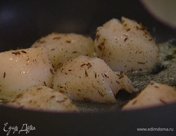 Тмин, щепотку перца и соли растереть в ступке и обвалять в этой смеси гребешки.