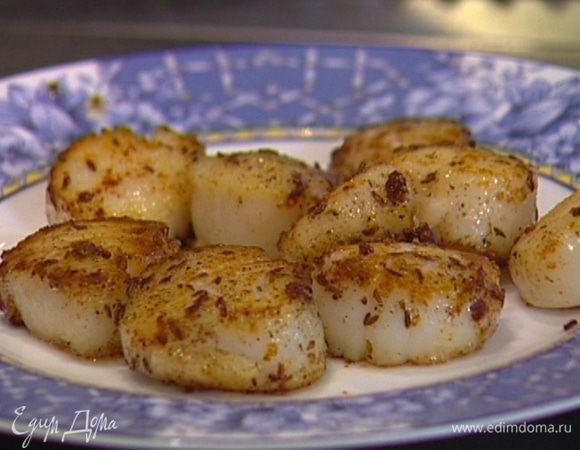 Разогреть в тяжелой сковороде 1 ч. ложку сливочного и 1 ст. ложку оливкового масла и обжарить гребешки со всех сторон до золотистого цвета.