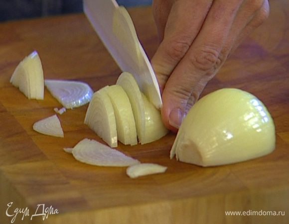 Лук почистить и нарезать полукольцами.