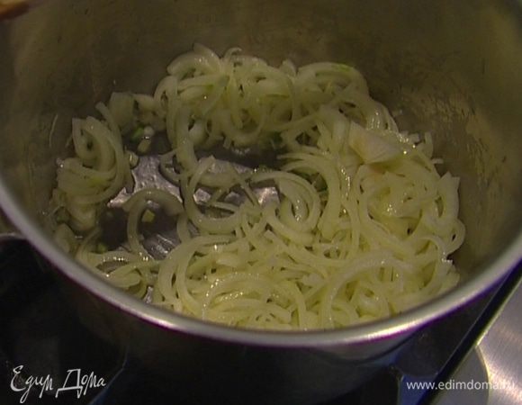 Разогреть в тяжелой кастрюле 2 ст. ложки оливкового масла и, помешивая, томить лук и чеснок на медленном огне несколько минут. 