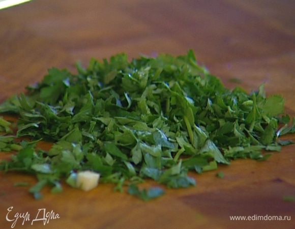 Петрушку мелко порубить.