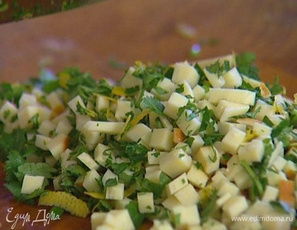 Сулугуни нарезать небольшими кубиками, смешать с петрушкой и цедрой. 