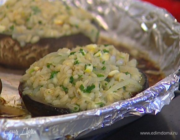 Добавить сулугуни с петрушкой в перловку, перемешать и начинить грибы. 