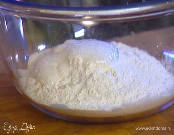 Соду погасить лимонным соком, соединить с мукой и солью. 