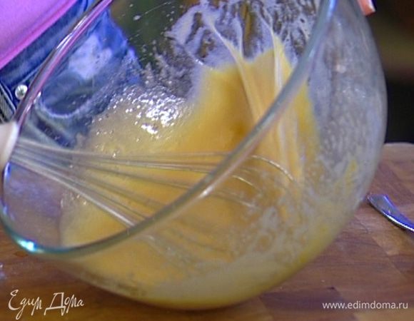 Яйца взбить с сахаром в светлую воздушную массу, добавить цедру апельсина. 