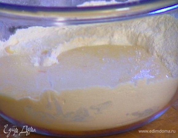 Ввести яйца в муку и вымешать тесто. 