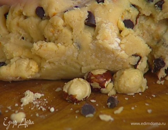 Вмешать орехи и шоколад. 