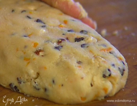 Сформировать из теста плоский рулет.