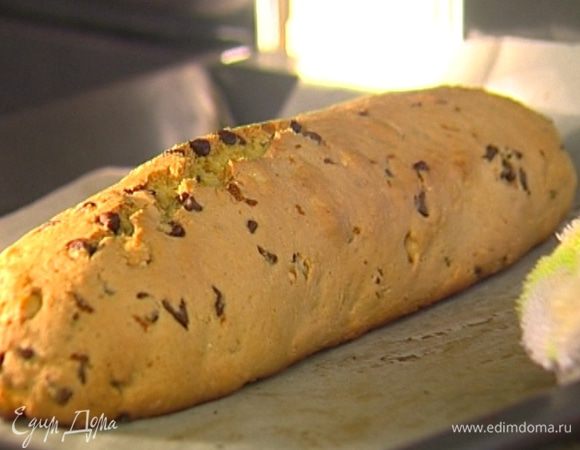 Застелить противень бумагой для выпечки, смазанной сливочным маслом, выложить тесто и отправить в разогретую духовку на 25−30 минут.  