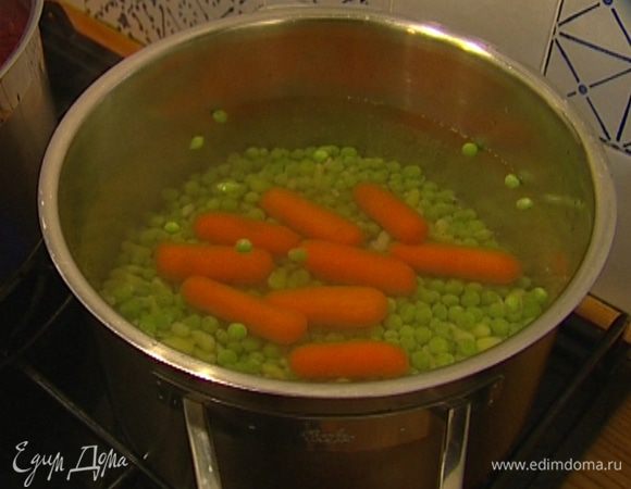 Горошек, фасоль и морковь отваривать в кипящей воде в течение 3−4 минут.  