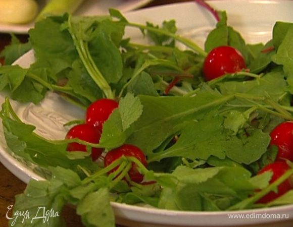 Салатные листья выложить на большое блюдо, сверху разложить редиску, оставив ее целиком и сохранив на ней 2‒3 листика. 