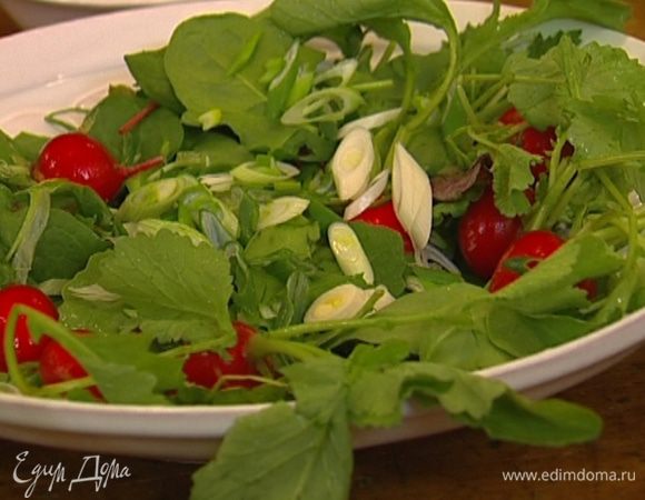 Зеленый лук тонко нарезать наискосок и присыпать салат. 