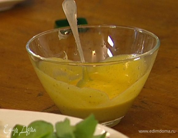 Приготовить заправку, смешав оливковое масло, горчицу, уксус, лимонный сок и сахар. 