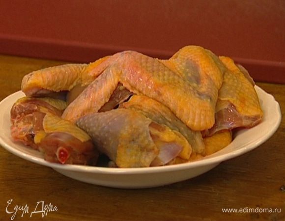 Тушку цесарки вымыть, просушить бумажным полотенцем, разрезать на куски и натереть солью и перцем.