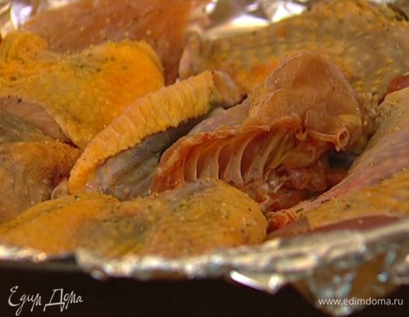 Выстелить глубокий противень фольгой и уложить в него нарезанную цесарку.