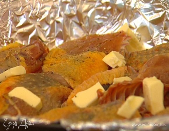 Нарезать кубиками 70 г предварительно охлажденного сливочного масла и выложить на мясо птицы.