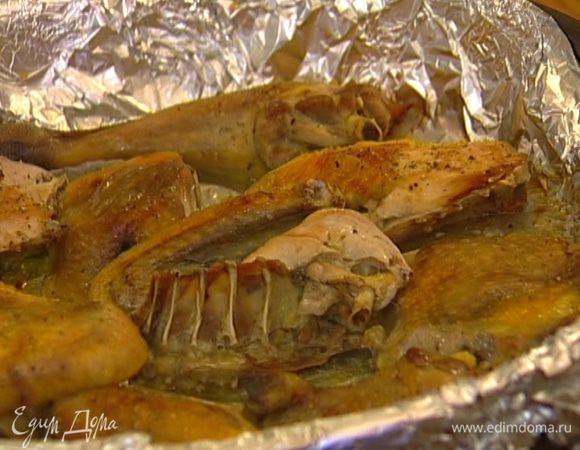 Запекать цесарку в разогретой до 200°С градусов духовке 15 минут, затем убавить температуру до 170°С и запекать еще 20−25 минут.