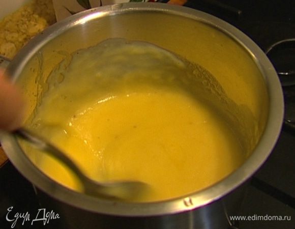 Приготовить соус: растопить 20 г сливочного масла, добавить муку и обжарить ее до золотистого цвета. Постепенно вливать овощной бульон, вымешивая соус венчиком до однородного состояния. Держать на огне 3 минуты, затем влить вино, продолжая вымешивать соус венчиком. Частями добавить сок из противня, получившийся при запекании цесарки.