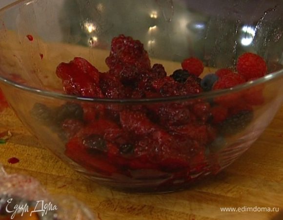 Выбрать ягоды с помощью шумовки, остудить и смешать с оставшимися сырыми ягодами. 