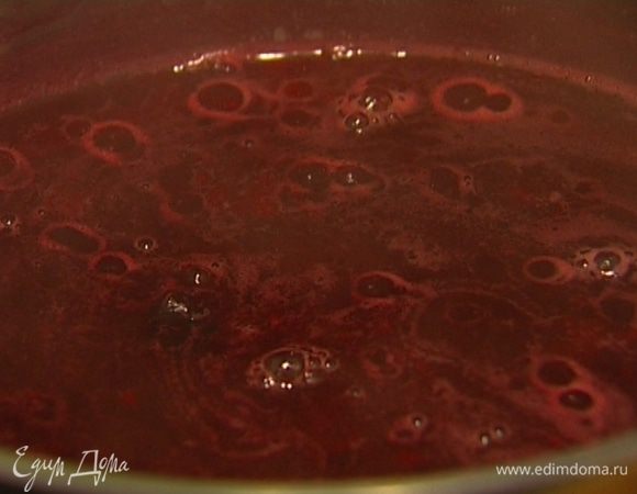 Сироп уваривать на медленном огне в течение 20 минут. 