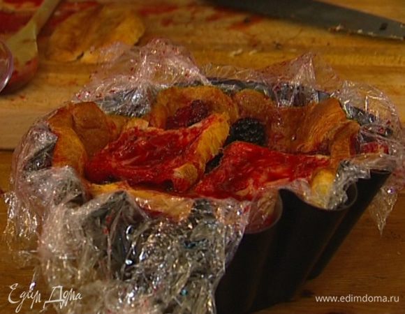 В середину выложить ягоды, равномерно распределив их, полить небольшим количеством сиропа и накрыть сверху оставшимися кусочками круассанов. 