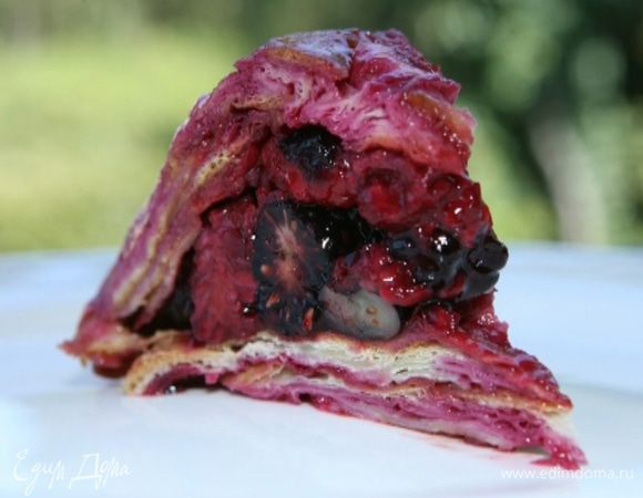 Готовый пудинг перевернуть, освободить от пленки и нарезать. 
Подавать со взбитыми сливками.
