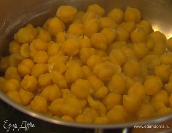 Нут замочить на ночь, добавив в воду немного соды. Затем промыть нут, залить чистой водой и отваривать до готовности в течение 1−1,5 часов. 