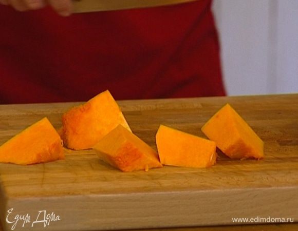Тыкву почистить и нарезать кусочками. 