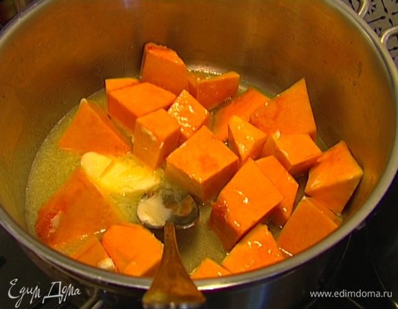 В тяжелой кастрюле разогреть 1 ст. ложку сливочного масла, влить 50 мл воды, добавить мед и кусочки тыквы, перемешать и готовить около 20 минут.